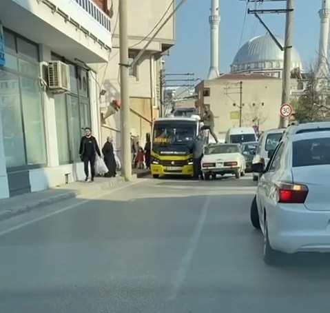 Bu neyin öfkesi...Otomobilin üzerine çıktı, minibüs sürücüsüne böyle tekme attı Bursa’da yol verme meselesi yüzünden 2 sürücünün tartışması kavgaya dönüştü. Öfkeli sürücü, kendi aracının tavanına çıkarak minibüs şoförüne ...
