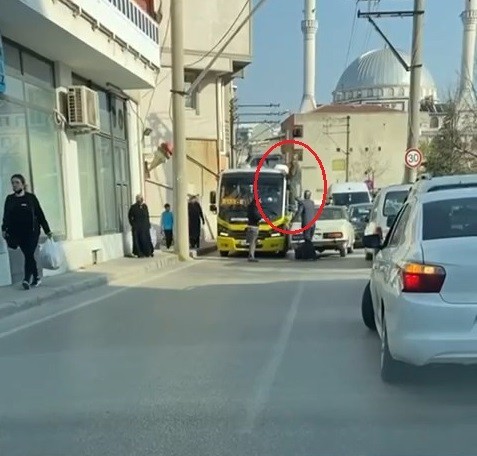 Bu neyin öfkesi...Otomobilin üzerine çıktı, minibüs sürücüsüne böyle tekme attı Bursa’da yol verme meselesi yüzünden 2 sürücünün tartışması kavgaya dönüştü. Öfkeli sürücü, kendi aracının tavanına çıkarak minibüs şoförüne ...