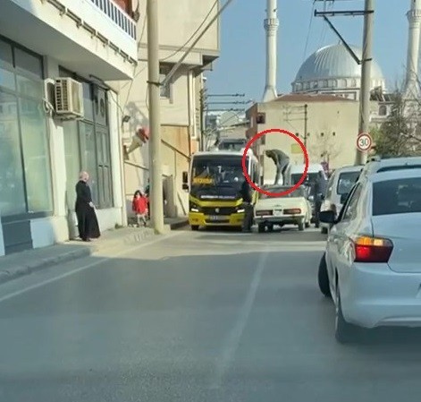 Bu neyin öfkesi...Otomobilin üzerine çıktı, minibüs sürücüsüne böyle tekme attı Bursa’da yol verme meselesi yüzünden 2 sürücünün tartışması kavgaya dönüştü. Öfkeli sürücü, kendi aracının tavanına çıkarak minibüs şoförüne ...