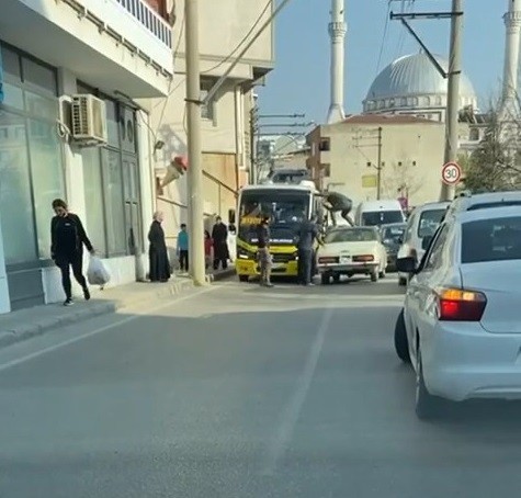 Bu neyin öfkesi...Otomobilin üzerine çıktı, minibüs sürücüsüne böyle tekme attı Bursa’da yol verme meselesi yüzünden 2 sürücünün tartışması kavgaya dönüştü. Öfkeli sürücü, kendi aracının tavanına çıkarak minibüs şoförüne ...