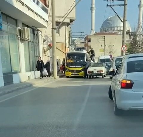 Bu neyin öfkesi...Otomobilin üzerine çıktı, minibüs sürücüsüne böyle tekme attı Bursa’da yol verme meselesi yüzünden 2 sürücünün tartışması kavgaya dönüştü. Öfkeli sürücü, kendi aracının tavanına çıkarak minibüs şoförüne ...