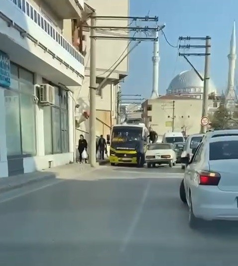 Bu neyin öfkesi...Otomobilin üzerine çıktı, minibüs sürücüsüne böyle tekme attı Bursa’da yol verme meselesi yüzünden 2 sürücünün tartışması kavgaya dönüştü. Öfkeli sürücü, kendi aracının tavanına çıkarak minibüs şoförüne ...