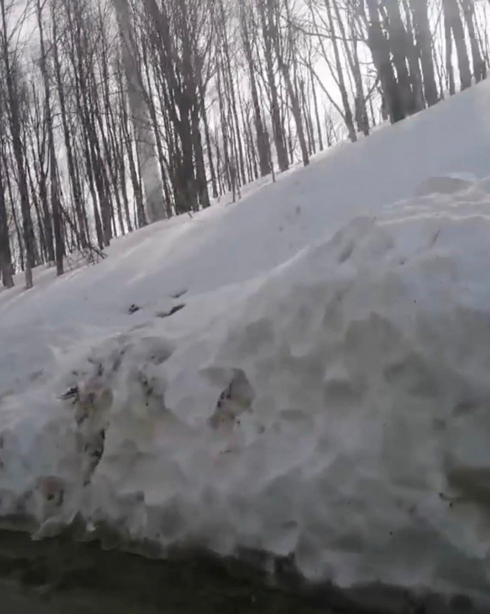 Burası Van değil, Sakarya’nın Geyve ilçesi Sakarya’nın Geyve ilçesinde bahar ayında kar kalınlığının 1 buçuk metreyi geçtiği yayla yolunu görenler şaşırıyor. Bazı vatandaşlar o anları ...