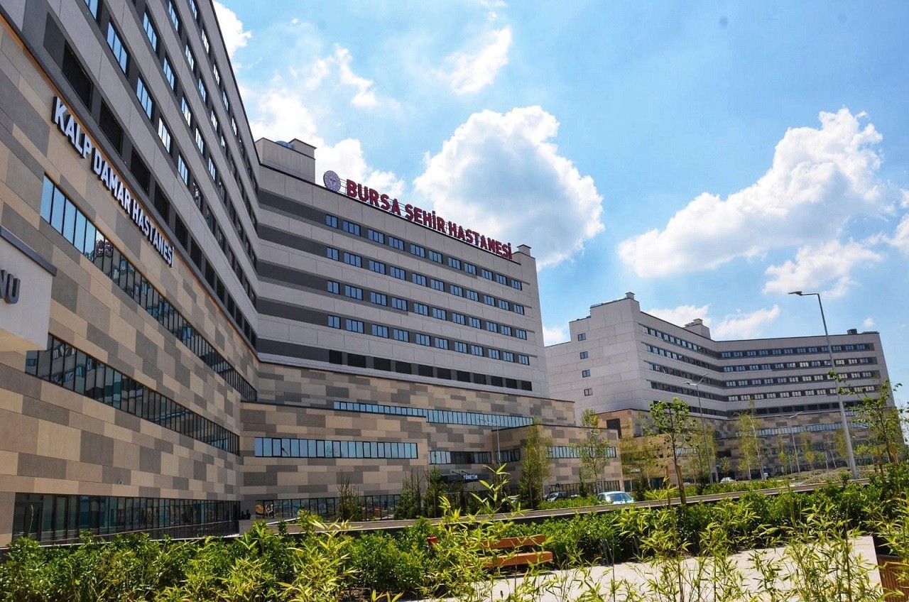 Bursa Şehir Hastanesi Radyasyon Onkolojisi Uzmanı Dr. Kerem Rahmet Evcümen, brakiterapinin kanser tedavisinde kullanılan radyoterapi yani ışın ...