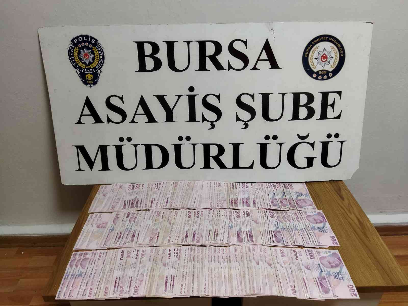 Bursa’da kuyumcuda altın bozduran yaşlı adamı takip eden kapkaççı yaşlı adamı evine kadar takip etti. Yaşlı adam apartmana girdiği sırada ...