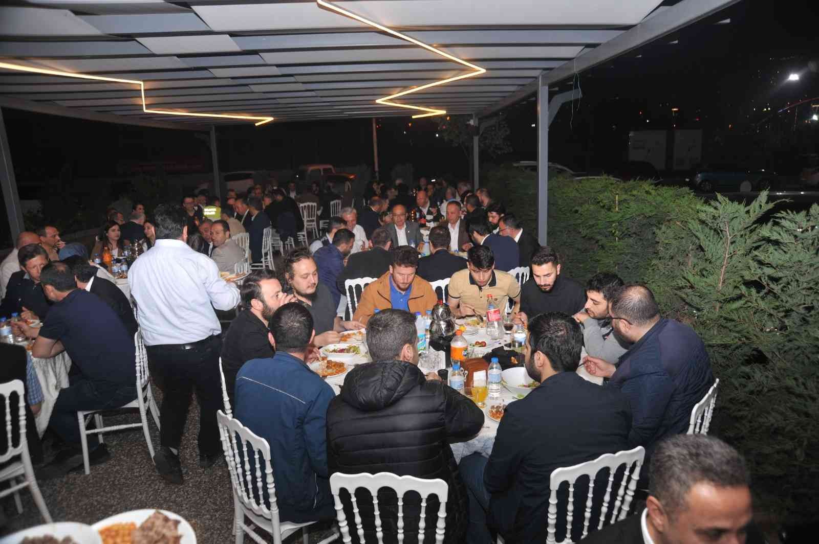 PM Medya bünyesinde bulunan BGazete başta olmak üzere BHaber, Radyo Venüs, Radyo Vizyon Bursa’da ortaklaşa iftar programı düzenledi. TEK Parti ...