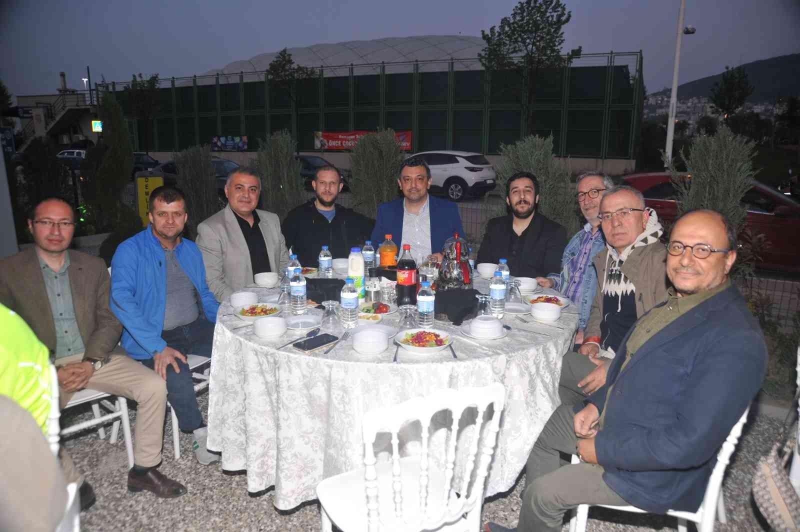 PM Medya bünyesinde bulunan BGazete başta olmak üzere BHaber, Radyo Venüs, Radyo Vizyon Bursa’da ortaklaşa iftar programı düzenledi. TEK Parti ...
