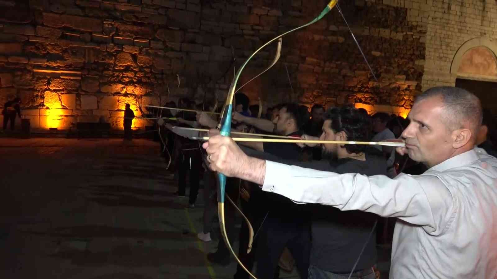 Bursa’da geleneksel okçuluk koşusu yapıldı Bursa’da bulunan Atıcılar Geleneksel Okçuluk ve Gençlik Spor Kulübü Derneği’nin bu yıl ilk kez düzenlediği Bursalı Şuca Sahur Kupası yarışması ...