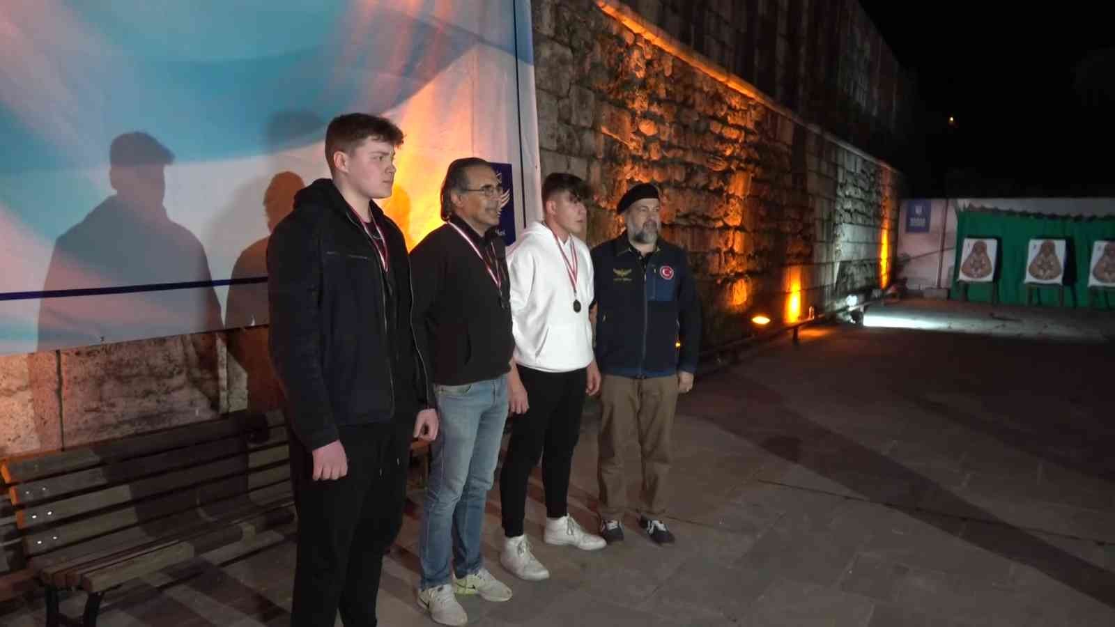 Bursa’da geleneksel okçuluk koşusu yapıldı Bursa’da bulunan Atıcılar Geleneksel Okçuluk ve Gençlik Spor Kulübü Derneği’nin bu yıl ilk kez düzenlediği Bursalı Şuca Sahur Kupası yarışması ...