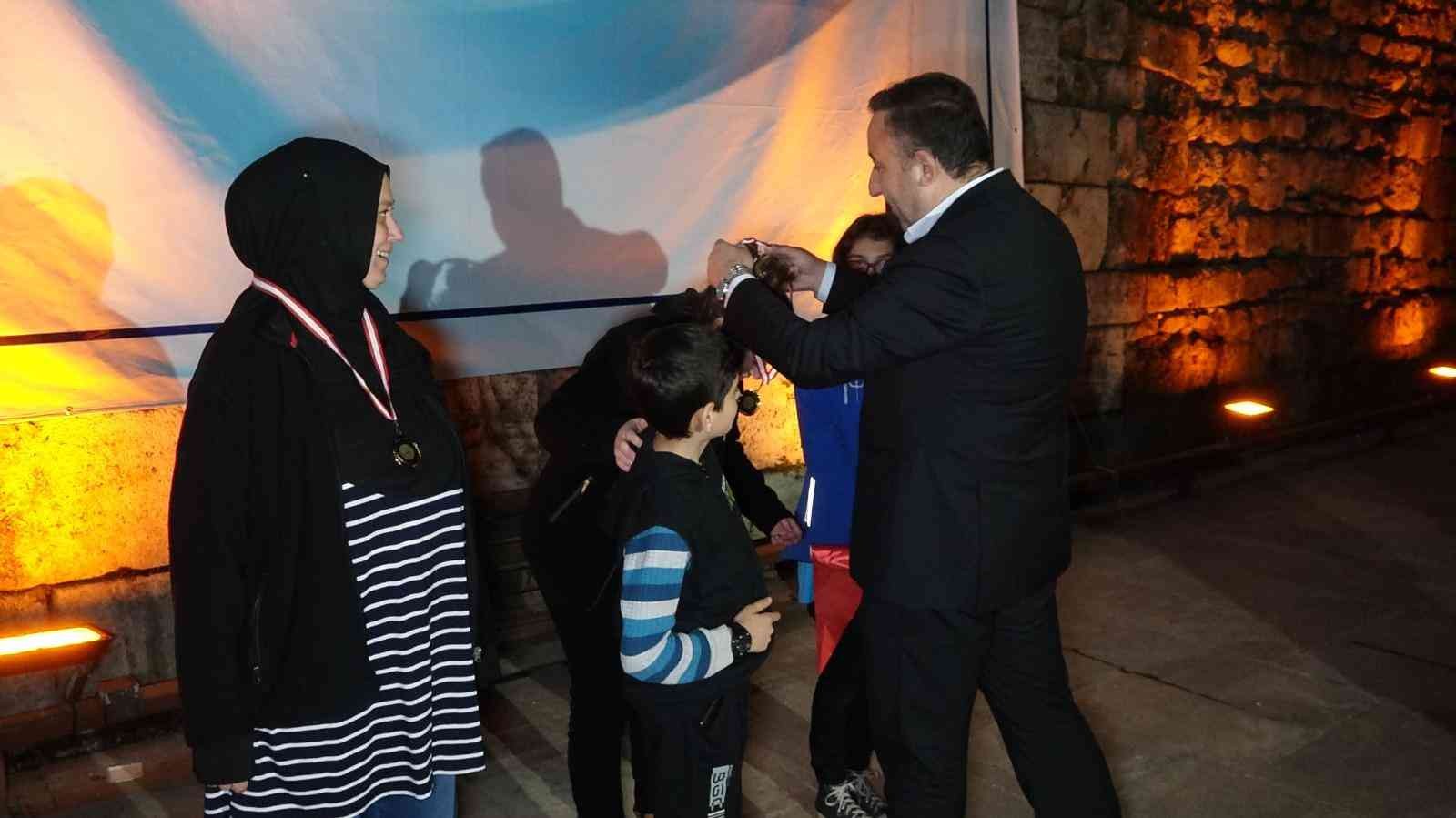 Bursa’da geleneksel okçuluk koşusu yapıldı Bursa’da bulunan Atıcılar Geleneksel Okçuluk ve Gençlik Spor Kulübü Derneği’nin bu yıl ilk kez düzenlediği Bursalı Şuca Sahur Kupası yarışması ...