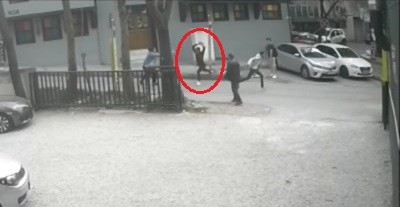 Bursa’da gençlerin bıçaklı kavgası kameralarda Bursa’da bir genç, üç kişi tarafından bıçaklı saldırıya uğradı. Bıçaklanan genç, eline aldığı kaldırım taşıyla kendini bıçaklayanları kovaladı. O ...