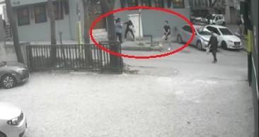 Bursa’da gençlerin bıçaklı kavgası kameralarda Bursa’da bir genç, üç kişi tarafından bıçaklı saldırıya uğradı. Bıçaklanan genç, eline aldığı kaldırım taşıyla kendini bıçaklayanları kovaladı. O ...