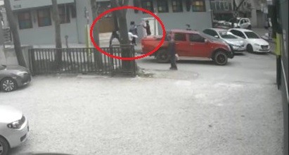 Bursa’da gençlerin bıçaklı kavgası kameralarda Bursa’da bir genç, üç kişi tarafından bıçaklı saldırıya uğradı. Bıçaklanan genç, eline aldığı kaldırım taşıyla kendini bıçaklayanları kovaladı. O ...