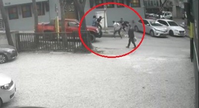 Bursa’da gençlerin bıçaklı kavgası kameralarda Bursa’da bir genç, üç kişi tarafından bıçaklı saldırıya uğradı. Bıçaklanan genç, eline aldığı kaldırım taşıyla kendini bıçaklayanları kovaladı. O ...