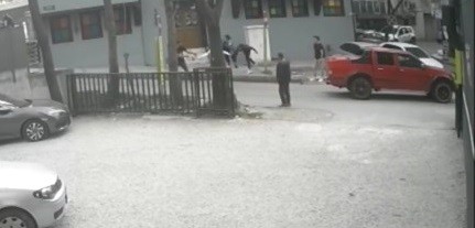 Bursa’da gençlerin bıçaklı kavgası kameralarda Bursa’da bir genç, üç kişi tarafından bıçaklı saldırıya uğradı. Bıçaklanan genç, eline aldığı kaldırım taşıyla kendini bıçaklayanları kovaladı. O ...