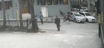 Bursa’da gençlerin bıçaklı kavgası kameralarda Bursa’da bir genç, üç kişi tarafından bıçaklı saldırıya uğradı. Bıçaklanan genç, eline aldığı kaldırım taşıyla kendini bıçaklayanları kovaladı. O ...