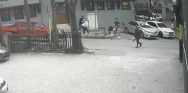 Bursa’da gençlerin bıçaklı kavgası kameralarda Bursa’da bir genç, üç kişi tarafından bıçaklı saldırıya uğradı. Bıçaklanan genç, eline aldığı kaldırım taşıyla kendini bıçaklayanları kovaladı. O ...