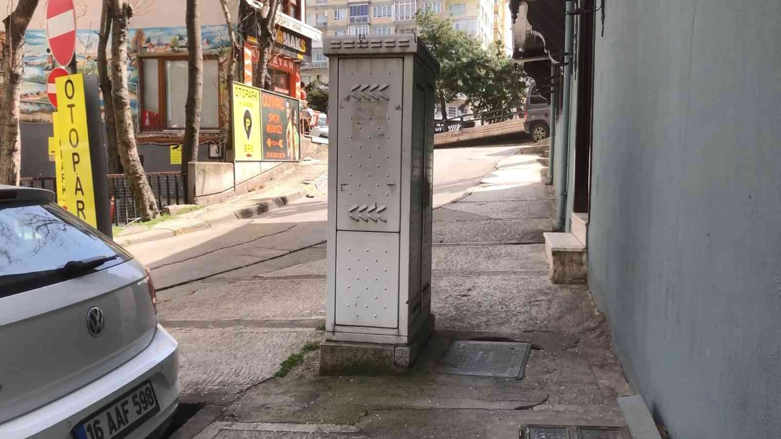 Bursa’da gençlerin bıçaklı kavgası kameralarda Bursa’da bir genç, üç kişi tarafından bıçaklı saldırıya uğradı. Bıçaklanan genç, eline aldığı kaldırım taşıyla kendini bıçaklayanları kovaladı. O ...