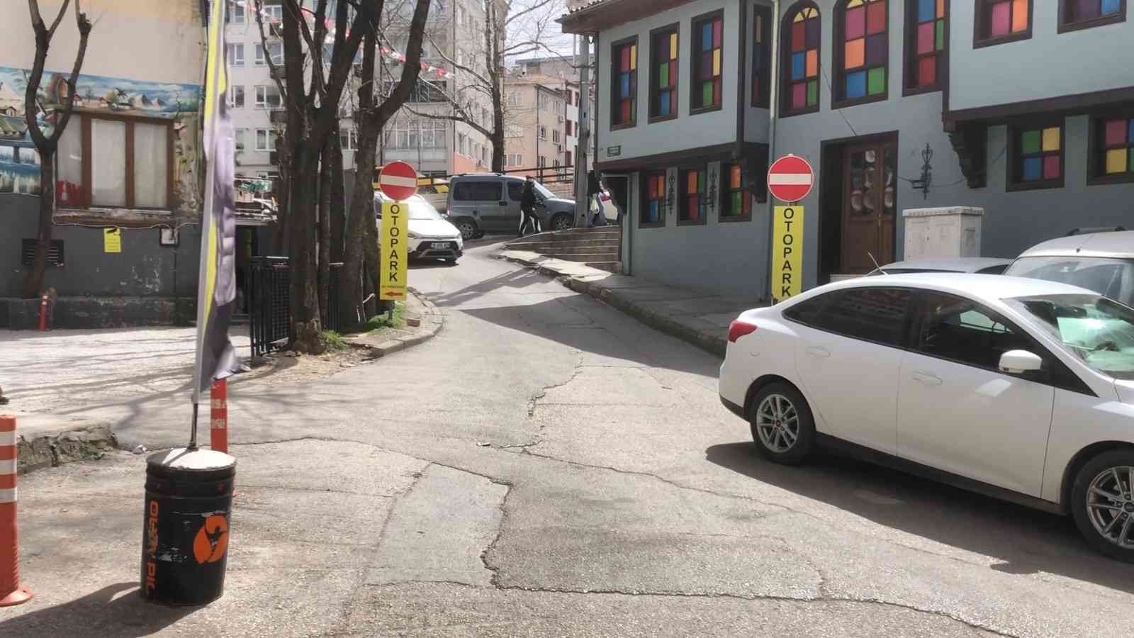 Bursa’da gençlerin bıçaklı kavgası kameralarda Bursa’da bir genç, üç kişi tarafından bıçaklı saldırıya uğradı. Bıçaklanan genç, eline aldığı kaldırım taşıyla kendini bıçaklayanları kovaladı. O ...