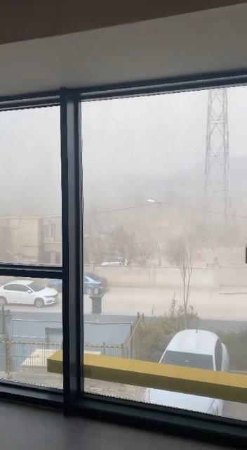 Bursa’da gökyüzünü toz kapladı Bursa’da etkili olan rüzgârla birlikte gökyüzü tozla kaplandı. Bursa’nın Kestel ilçesinde etkili olan rüzgâr, yerdeki tozları kaldırdı. Gökyüzünü ...