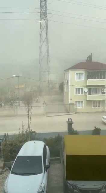Bursa’da gökyüzünü toz kapladı Bursa’da etkili olan rüzgârla birlikte gökyüzü tozla kaplandı. Bursa’nın Kestel ilçesinde etkili olan rüzgâr, yerdeki tozları kaldırdı. Gökyüzünü ...