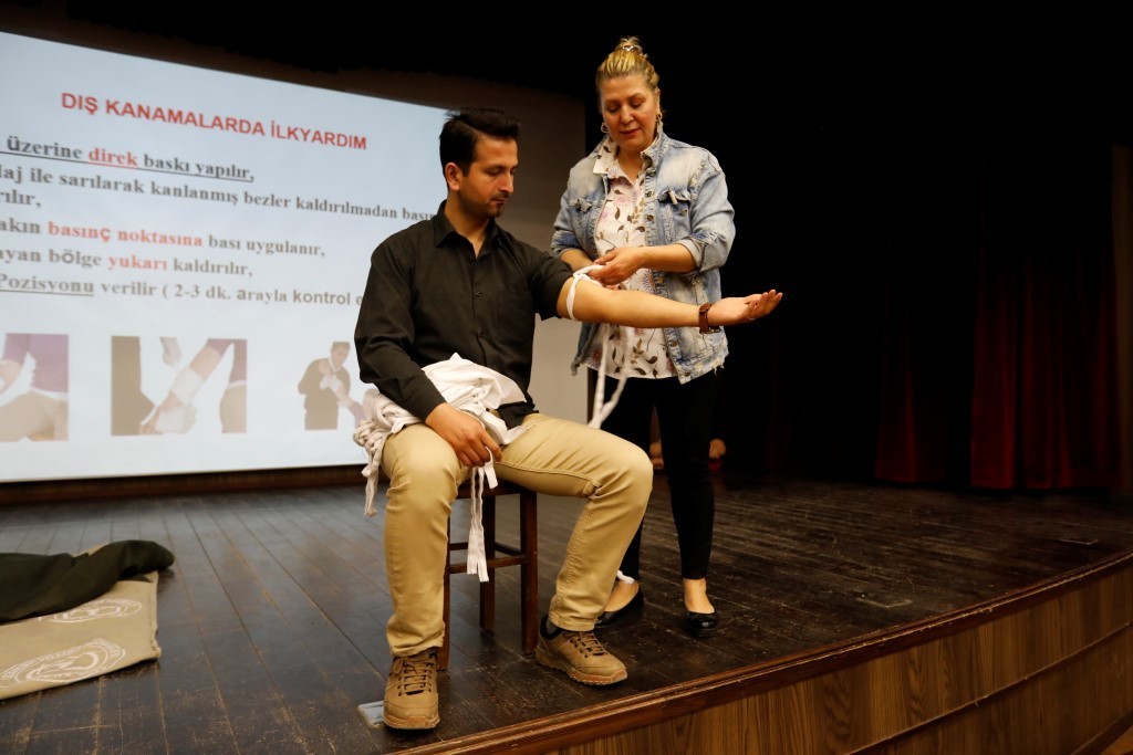 Bursa’da hayat kurtaran eğitim İnegöl Belediyesi İnsan Kaynakları ve Eğitim Müdürlüğü tarafından Kent Müzesi Konferans Salonu ve Sani Konukoğlu Konferans Salonunda 2 gün ve 4 ...