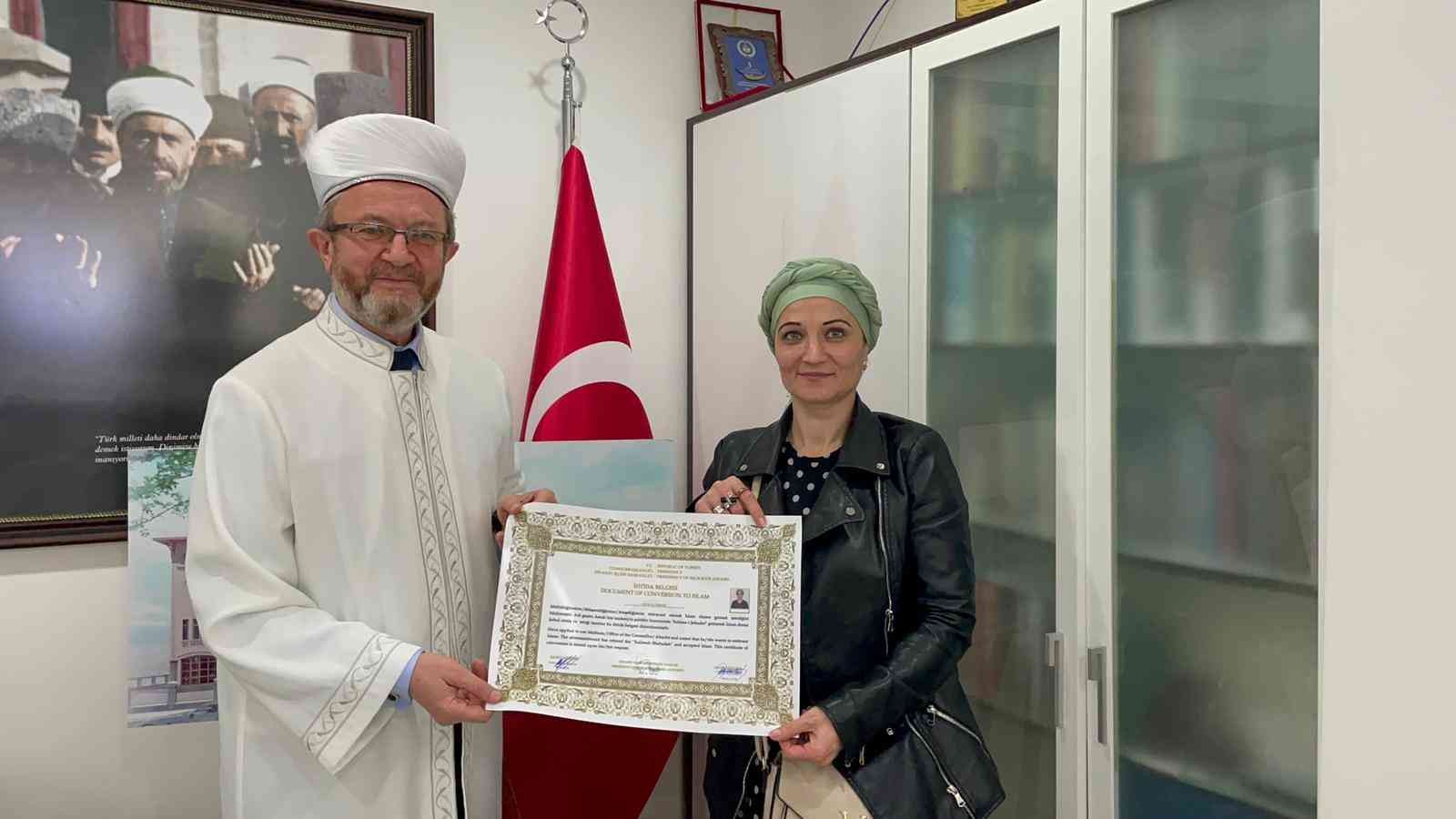 Bursa’da İslam Dininden etkilenen Moldovyalı aile Müslüman oldu Bursa’da Moldovyalı bir kadın, internette araştırıp bilgi edindiği İslam dininden etkilenerek 3 oğluyla birlikte Müslüman oldu. Deniz ismini alan ...