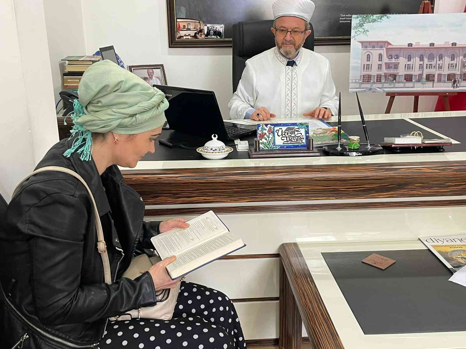 Bursa’da İslam Dininden etkilenen Moldovyalı aile Müslüman oldu Bursa’da Moldovyalı bir kadın, internette araştırıp bilgi edindiği İslam dininden etkilenerek 3 oğluyla birlikte Müslüman oldu. Deniz ismini alan ...