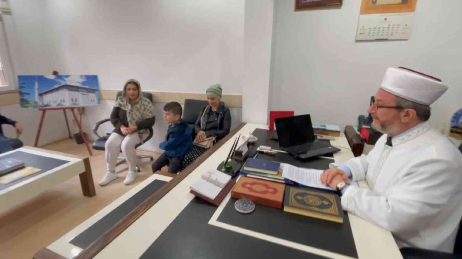 Bursa’da İslam Dininden etkilenen Moldovyalı aile Müslüman oldu Bursa’da Moldovyalı bir kadın, internette araştırıp bilgi edindiği İslam dininden etkilenerek 3 oğluyla birlikte Müslüman oldu. Deniz ismini alan ...