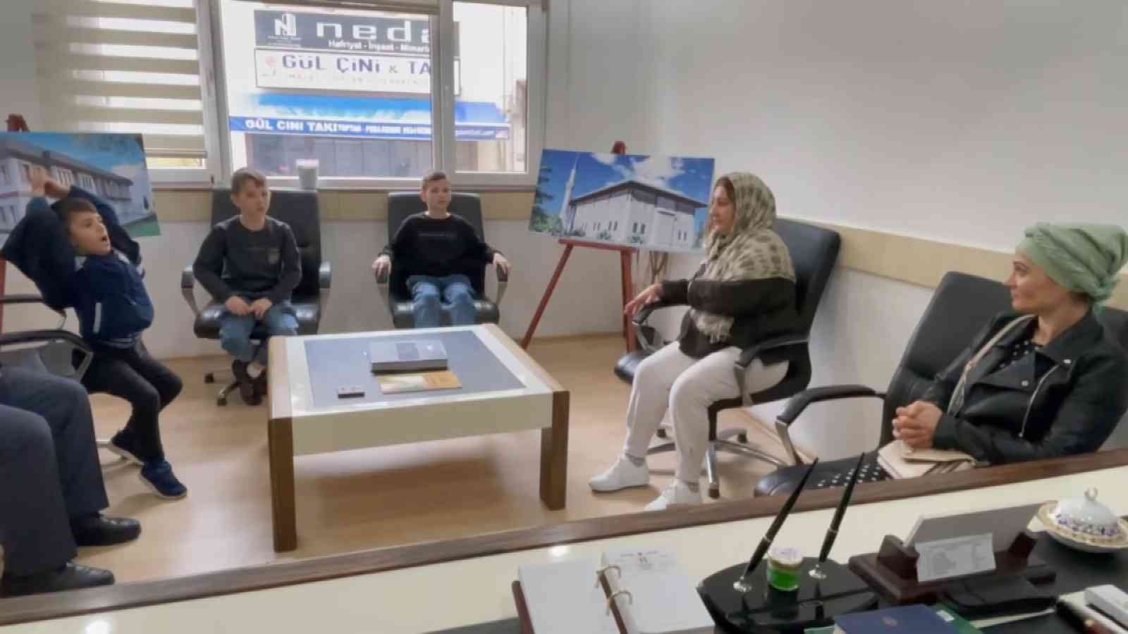 Bursa’da İslam Dininden etkilenen Moldovyalı aile Müslüman oldu Bursa’da Moldovyalı bir kadın, internette araştırıp bilgi edindiği İslam dininden etkilenerek 3 oğluyla birlikte Müslüman oldu. Deniz ismini alan ...