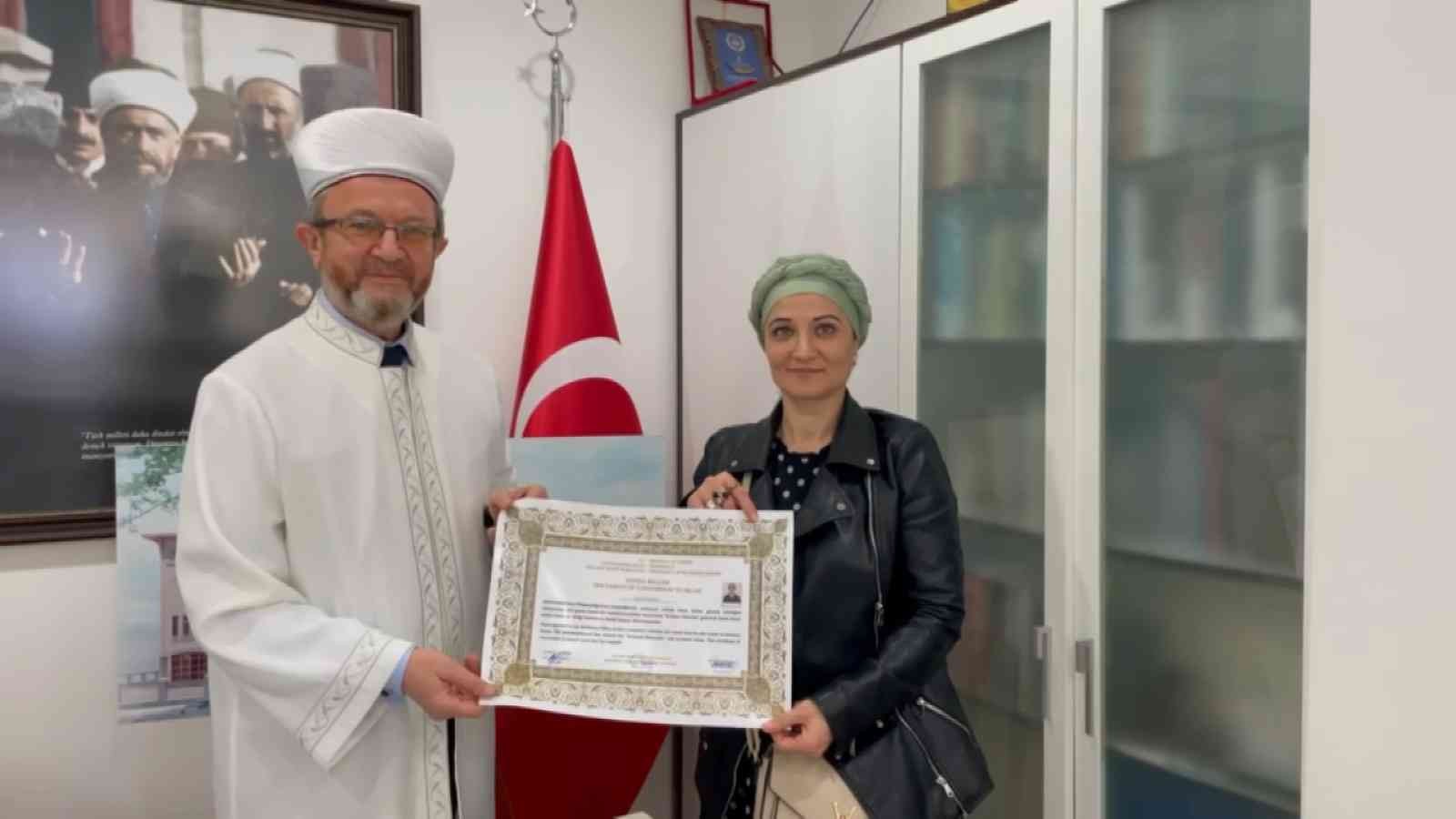 Bursa’da İslam Dininden etkilenen Moldovyalı aile Müslüman oldu Bursa’da Moldovyalı bir kadın, internette araştırıp bilgi edindiği İslam dininden etkilenerek 3 oğluyla birlikte Müslüman oldu. Deniz ismini alan ...