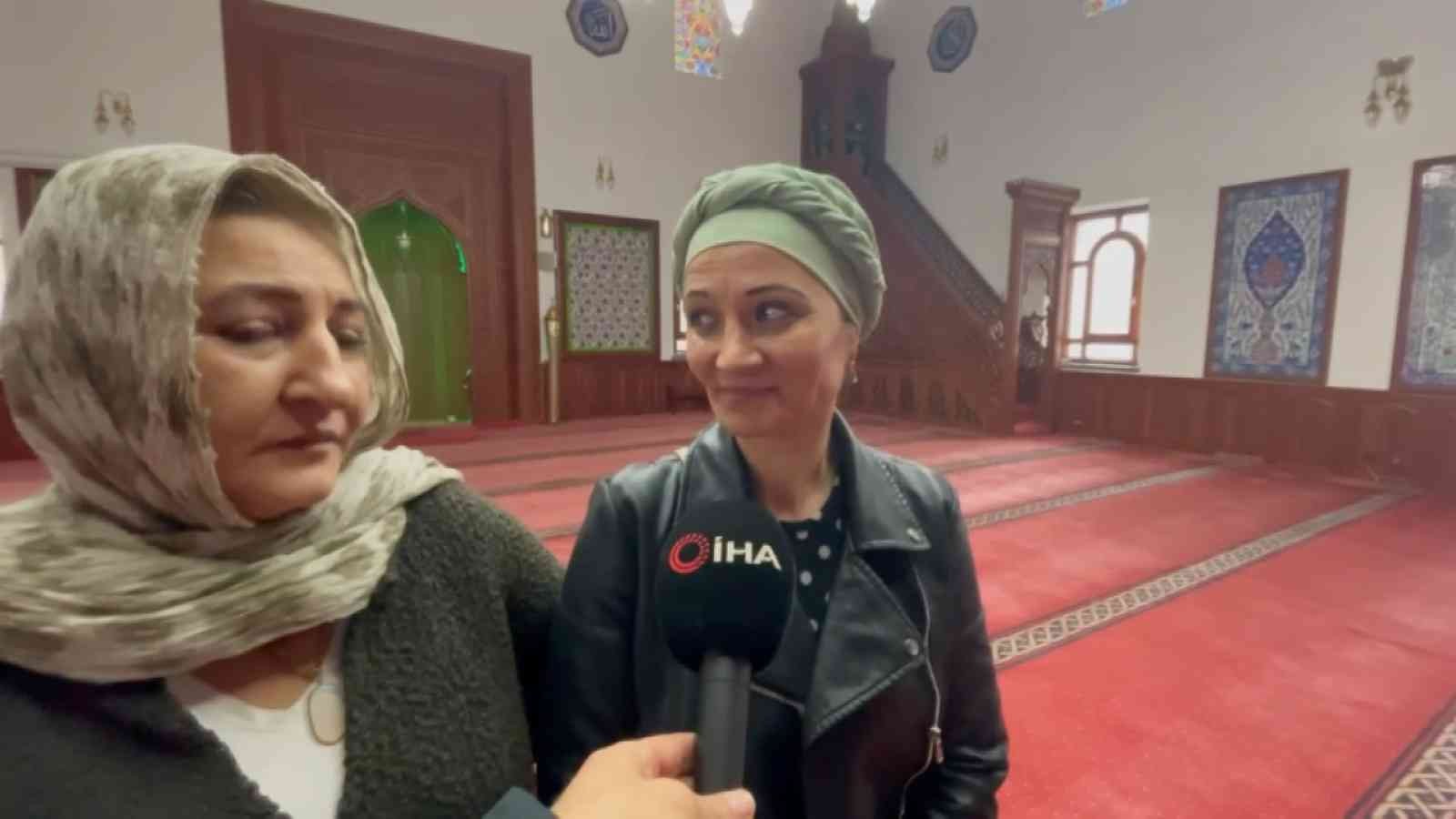 Bursa’da İslam Dininden etkilenen Moldovyalı aile Müslüman oldu Bursa’da Moldovyalı bir kadın, internette araştırıp bilgi edindiği İslam dininden etkilenerek 3 oğluyla birlikte Müslüman oldu. Deniz ismini alan ...
