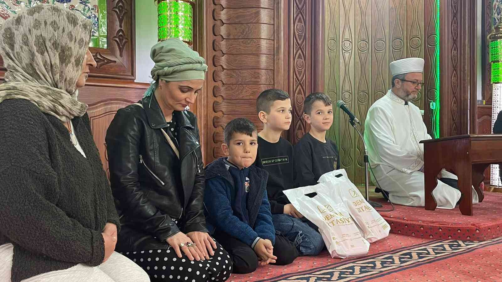 Bursa’da İslam Dininden etkilenen Moldovyalı aile Müslüman oldu Bursa’da Moldovyalı bir kadın, internette araştırıp bilgi edindiği İslam dininden etkilenerek 3 oğluyla birlikte Müslüman oldu. Deniz ismini alan ...