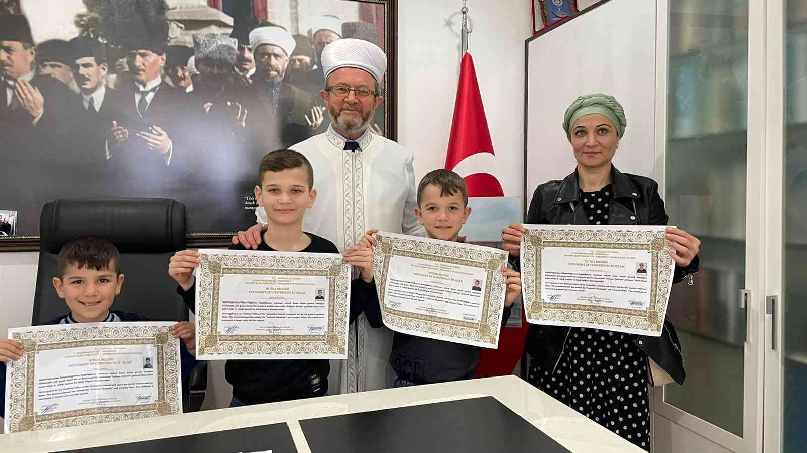 Bursa’da İslam Dininden etkilenen Moldovyalı aile Müslüman oldu Bursa’da Moldovyalı bir kadın, internette araştırıp bilgi edindiği İslam dininden etkilenerek 3 oğluyla birlikte Müslüman oldu. Deniz ismini alan ...