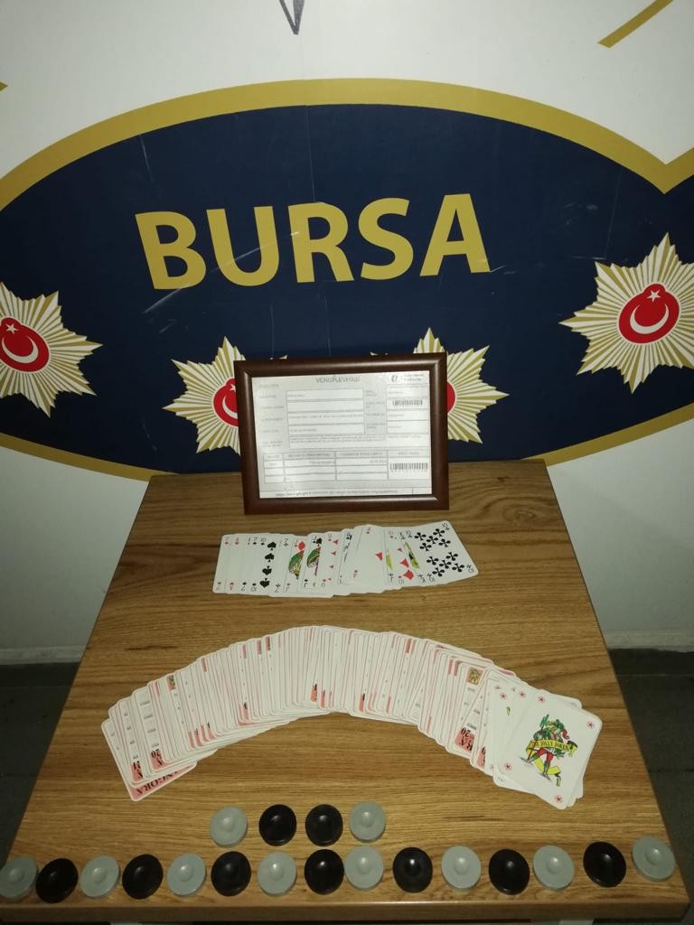 Bursa’da kumar oynanan 2 kıraathaneye suçüstü yapıldı: 9 kişi yakalandı Bursa’da polis ekipleri kumar oynatıldığı ihbarı yapılan 2 kıraathaneye baskın yaptı. Yapılan baskında 7 kişi kumar oynarken suçüstü ...