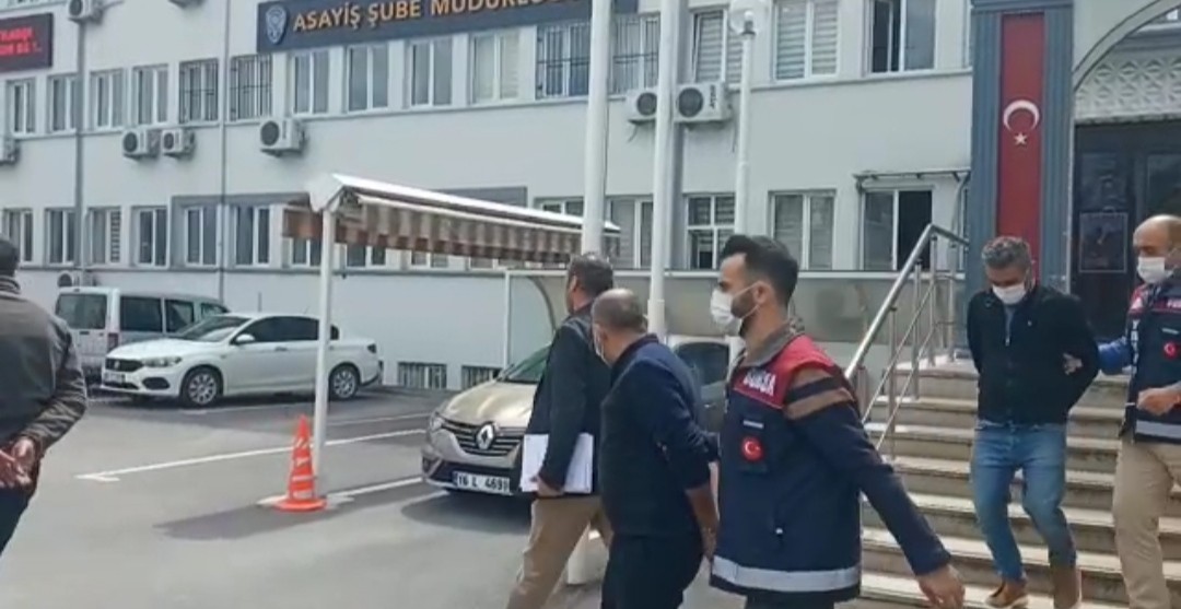 Bursa’da kuyumculara sahte altın satışı yapan 4 kişi yakalandı Bursa’da kuyumculara sahte altın satışı yapan 4 kişi gözaltına alındı. Bursa’nın merkez Nilüfer ilçesi Kurtuluş Mahallesi’nde bulunan kuyumcuya 7 ...