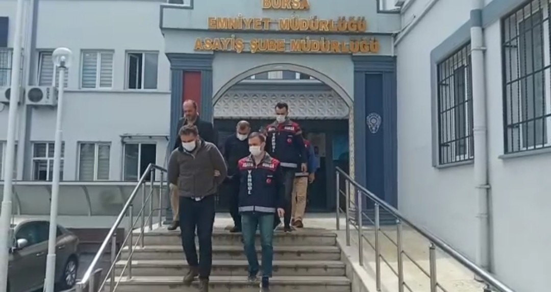 Bursa’da kuyumculara sahte altın satışı yapan 4 kişi yakalandı Bursa’da kuyumculara sahte altın satışı yapan 4 kişi gözaltına alındı. Bursa’nın merkez Nilüfer ilçesi Kurtuluş Mahallesi’nde bulunan kuyumcuya 7 ...