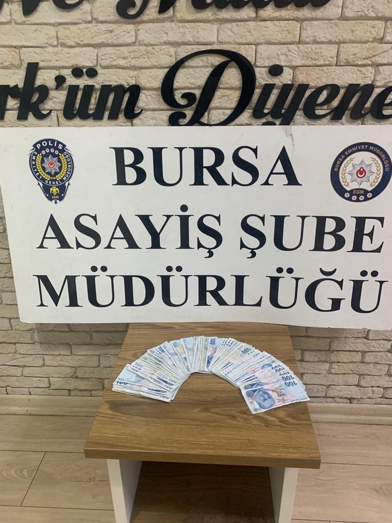 Bursa’da kuyumculara sahte altın satışı yapan 4 kişi yakalandı Bursa’da kuyumculara sahte altın satışı yapan 4 kişi gözaltına alındı. Bursa’nın merkez Nilüfer ilçesi Kurtuluş Mahallesi’nde bulunan kuyumcuya 7 ...