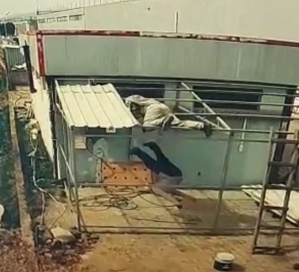 Bursa’da onarım yaparken çatıdan böyle düştü Bursa’nın İnegöl ilçesi kırsal Yenice Organize Sanayi Bölgesinde faaliyet gösteren mobilya fabrikası bahçesindeki deponun çatısından düşen usta ...