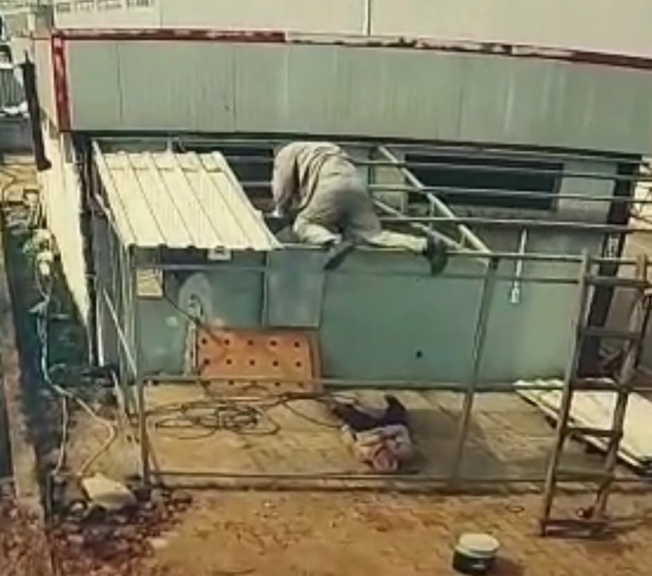 Bursa’da onarım yaparken çatıdan böyle düştü Bursa’nın İnegöl ilçesi kırsal Yenice Organize Sanayi Bölgesinde faaliyet gösteren mobilya fabrikası bahçesindeki deponun çatısından düşen usta ...