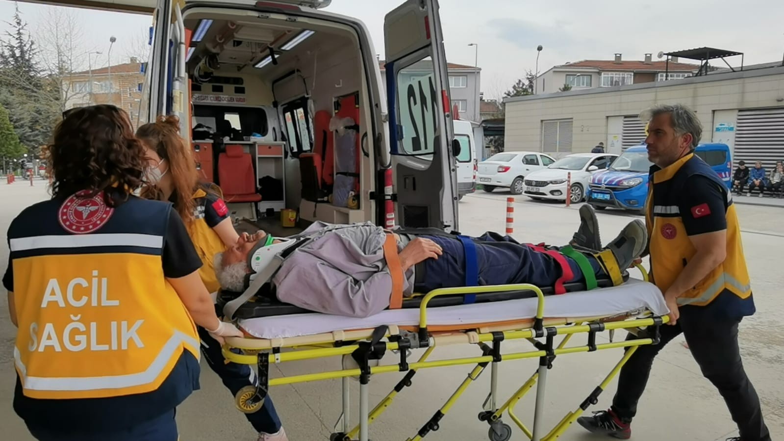 Bursa’da onarım yaparken çatıdan böyle düştü Bursa’nın İnegöl ilçesi kırsal Yenice Organize Sanayi Bölgesinde faaliyet gösteren mobilya fabrikası bahçesindeki deponun çatısından düşen usta ...