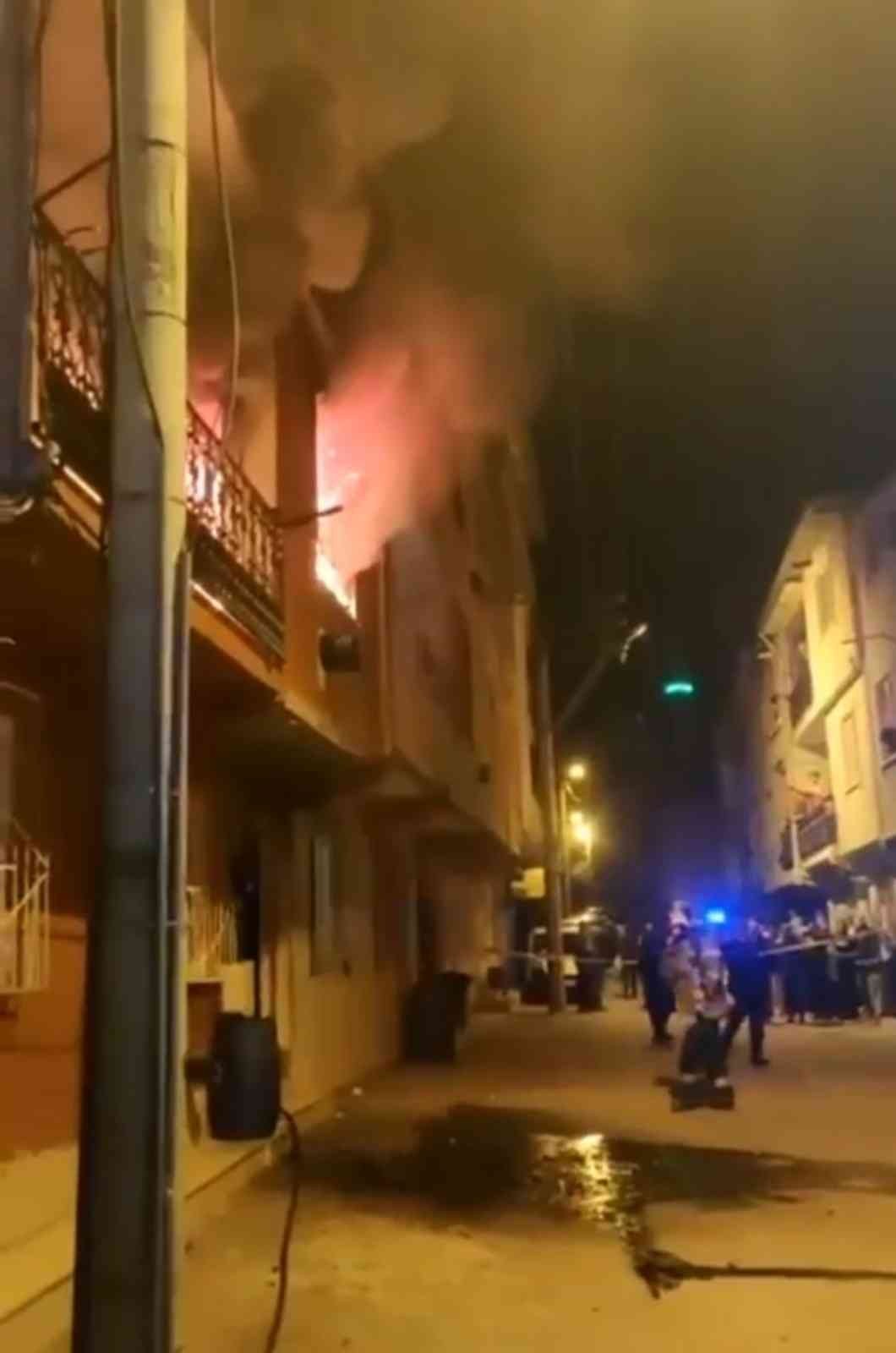 Bursa’da sahur vakti ev alev alev yandı Bursa’da sahur vakti bir ev alevlere teslim oldu. Evde bulunan aile canını zor kurtarırken, mahalle sakinleri sokağa döküldü. . Yangın, merkez ...