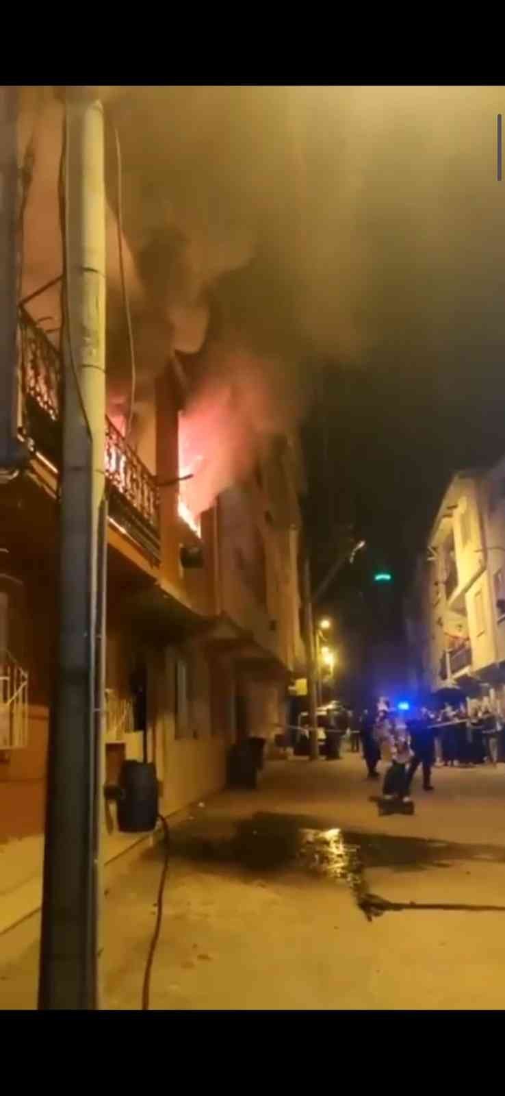 Bursa’da sahur vakti ev alev alev yandı Bursa’da sahur vakti bir ev alevlere teslim oldu. Evde bulunan aile canını zor kurtarırken, mahalle sakinleri sokağa döküldü. . Yangın, merkez ...