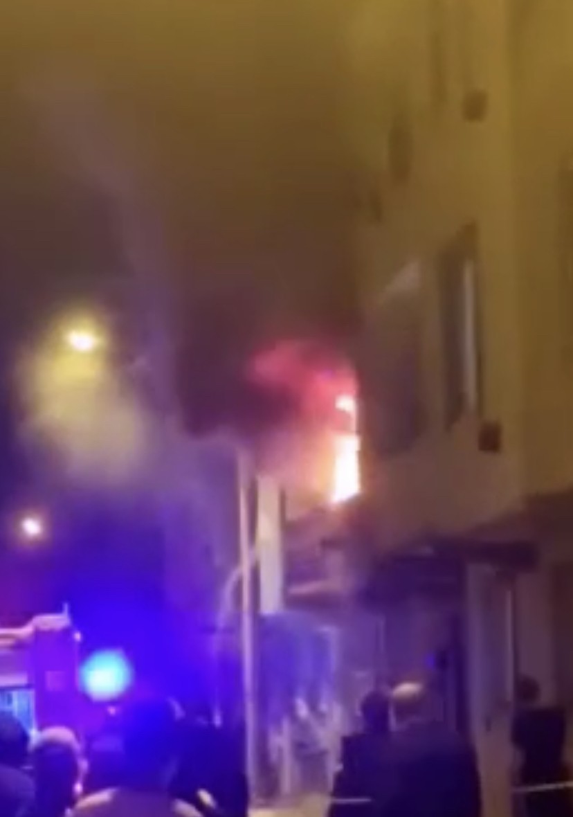Bursa’da sahur vakti ev alev alev yandı Bursa’da sahur vakti bir ev alevlere teslim oldu. Evde bulunan aile canını zor kurtarırken, mahalle sakinleri sokağa döküldü. . Yangın, merkez ...