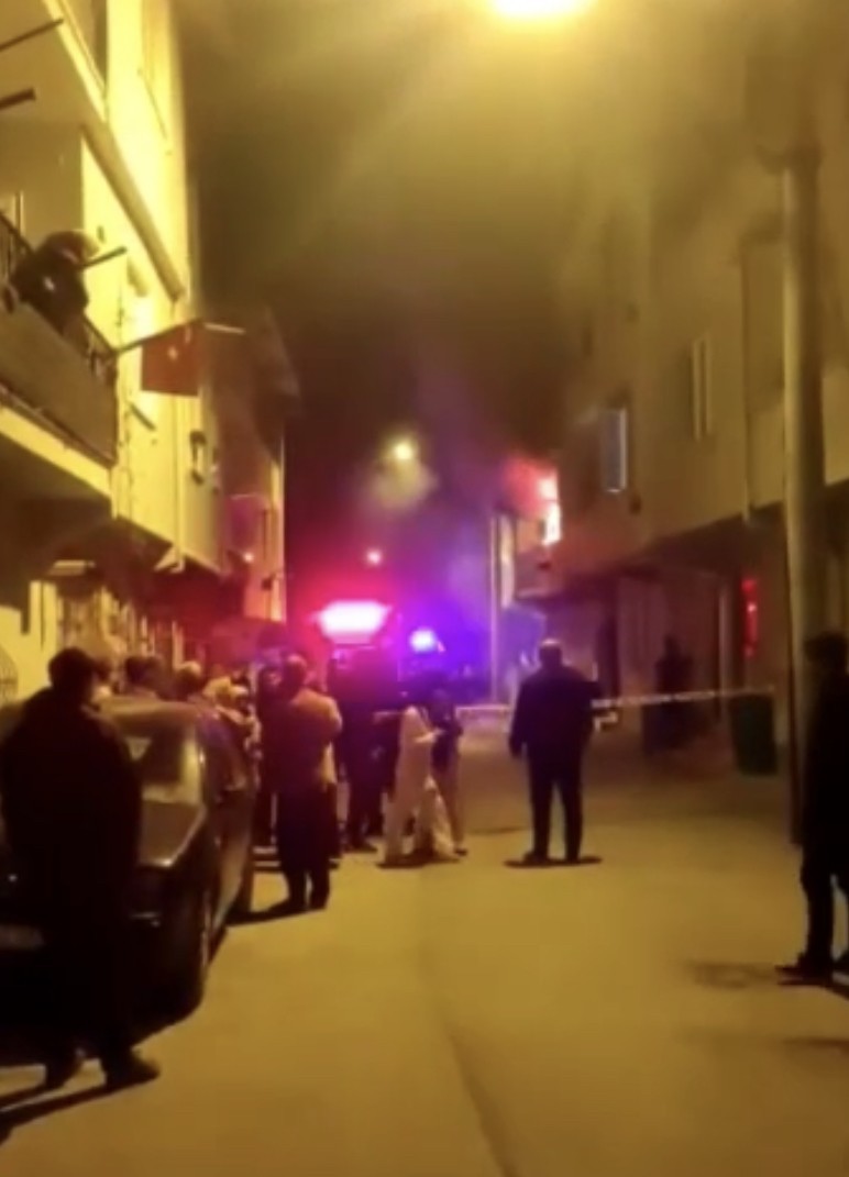 Bursa’da sahur vakti ev alev alev yandı Bursa’da sahur vakti bir ev alevlere teslim oldu. Evde bulunan aile canını zor kurtarırken, mahalle sakinleri sokağa döküldü. . Yangın, merkez ...