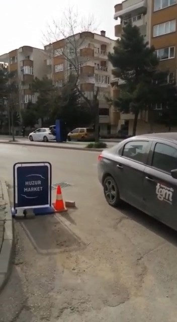 Bursa’da tehlikeli taşımacılık.. Görenler bir daha baktı Bursa’da otomobile bağladıkları içecek dolabını sürükleyerek götürdüler. Bu kadarına da pes dedirten görüntüler cep telefon kamerası tarafından ...