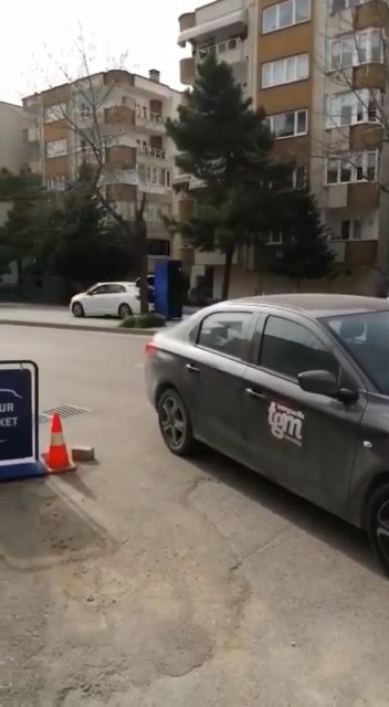 Bursa’da tehlikeli taşımacılık.. Görenler bir daha baktı Bursa’da otomobile bağladıkları içecek dolabını sürükleyerek götürdüler. Bu kadarına da pes dedirten görüntüler cep telefon kamerası tarafından ...