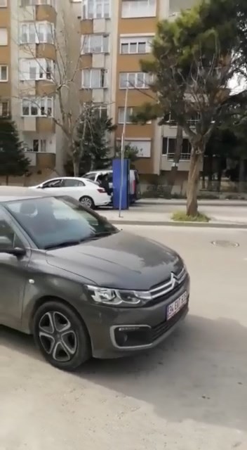 Bursa’da tehlikeli taşımacılık.. Görenler bir daha baktı Bursa’da otomobile bağladıkları içecek dolabını sürükleyerek götürdüler. Bu kadarına da pes dedirten görüntüler cep telefon kamerası tarafından ...