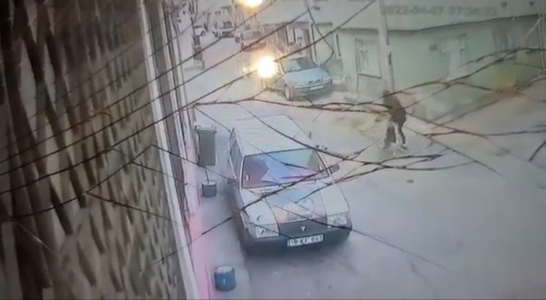 Bursa’da yolda yürüyen genç kız köpeğin saldırısına uğradı Bursa’da sabah saatlerinde okula gitmek isteyen genç kız sokak köpeğinin saldırısına uğradı. O anlar güvenlik kamerasına yansıdı. Olay, dün sabah ...