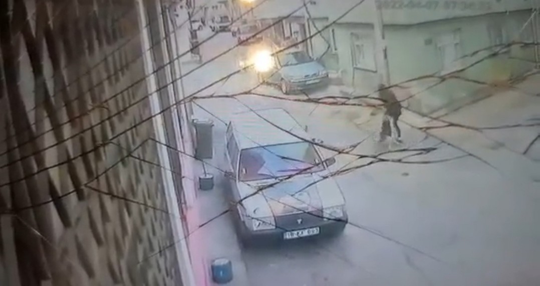 Bursa’da yolda yürüyen genç kız köpeğin saldırısına uğradı Bursa’da sabah saatlerinde okula gitmek isteyen genç kız sokak köpeğinin saldırısına uğradı. O anlar güvenlik kamerasına yansıdı. Olay, dün sabah ...